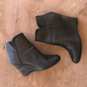 Report Giddi Wedge Black Braid Trim Ankle Bootie